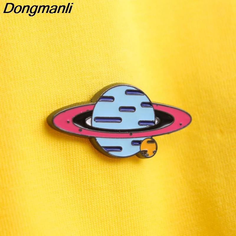 P3614 Dongmanli милые космонавты космический корабль планета металлические эмалированные булавки и броши для женщин модные нагрудные значки подарки