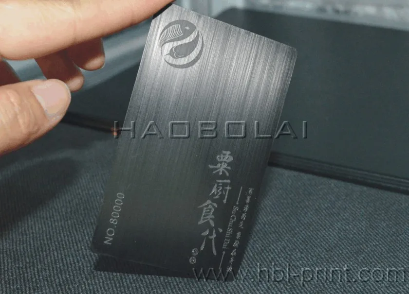 Черная матовая металлическая карта с гравировкой цифры и логотипа текстов loco