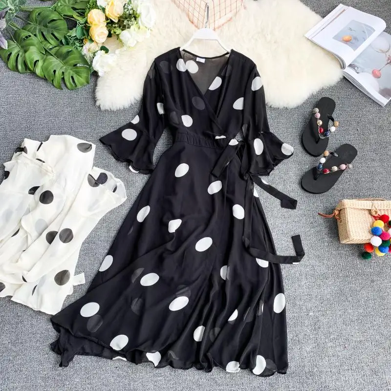 Женское платье в горошек с v-образным вырезом расклешенными рукавами стиле ретро