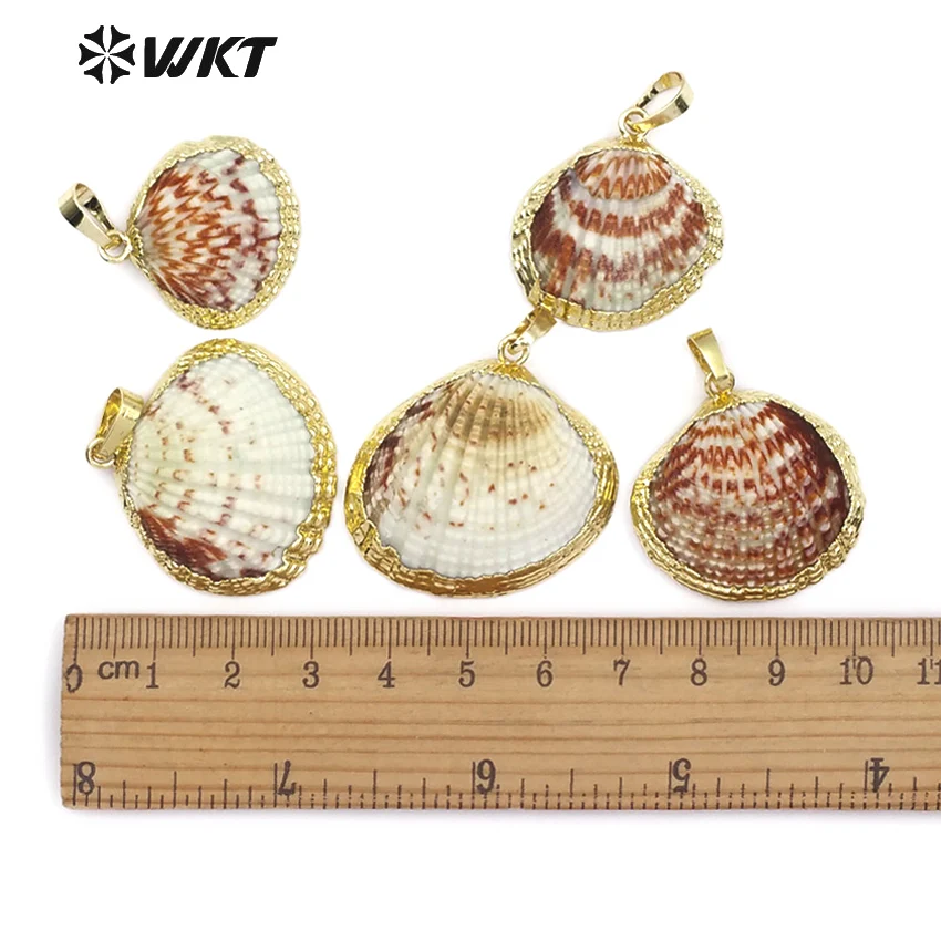 

WT-JP081 WKT Nautral scallop shell pendant in irregular shape red spots covered on the surface bohemia shell with gold rimmed