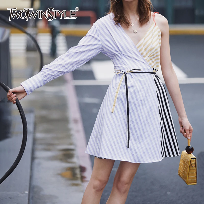 Женское асимметричное платье TWOTWINSTYLE летнее в полоску с v образным вырезом на одно