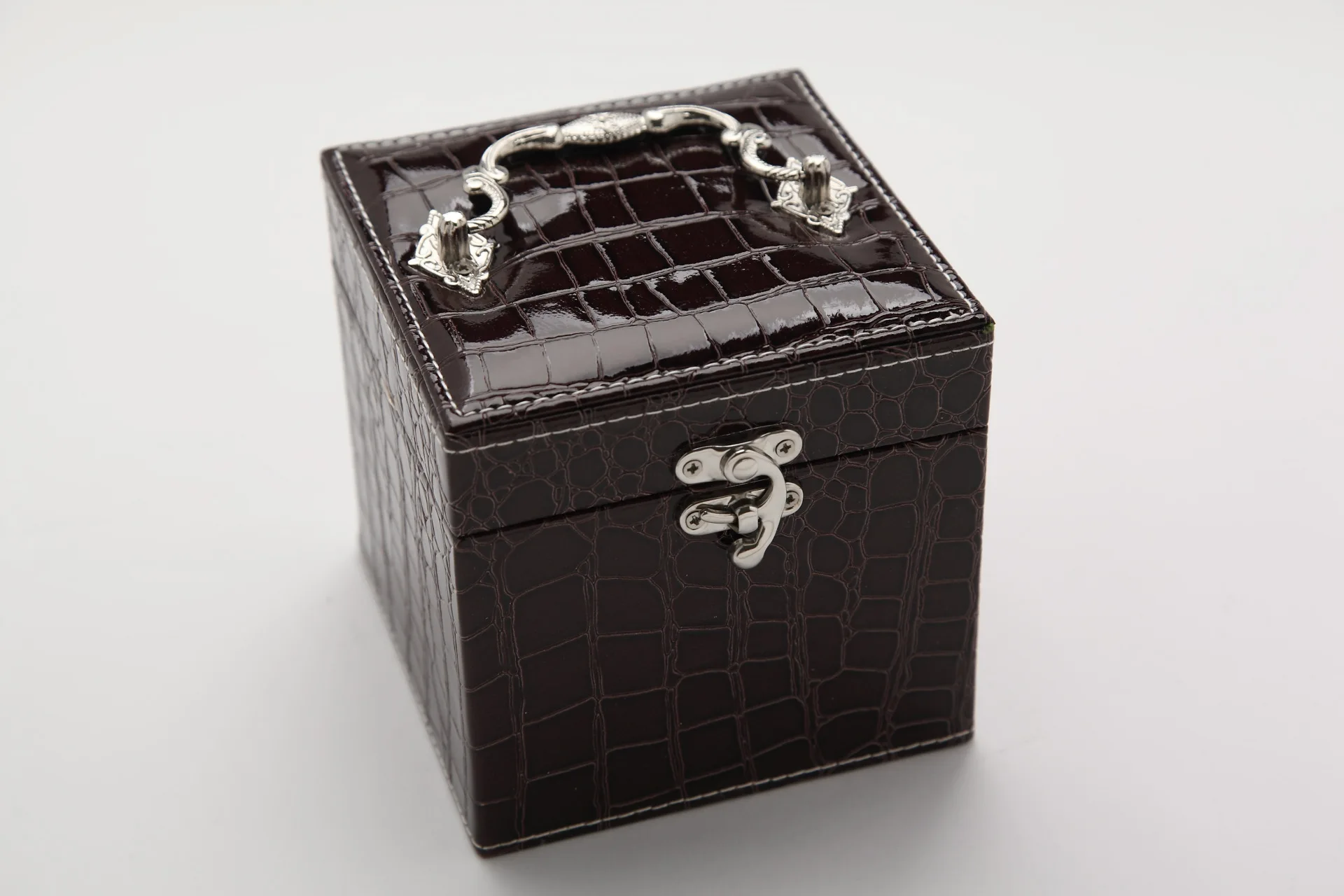 

Three-Layer PU Jewelry Box with Lock and Mirror Lockable Travel Jewelry Organizer Display Storage Box