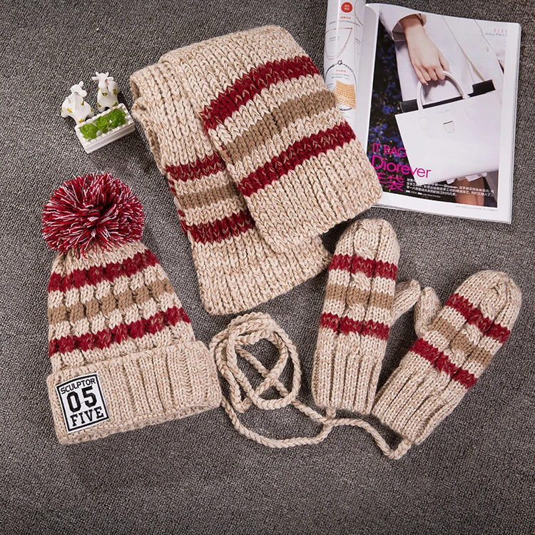 Подарок теплый набор вязаная шапка шарф перчатка зимняя с помпоном из