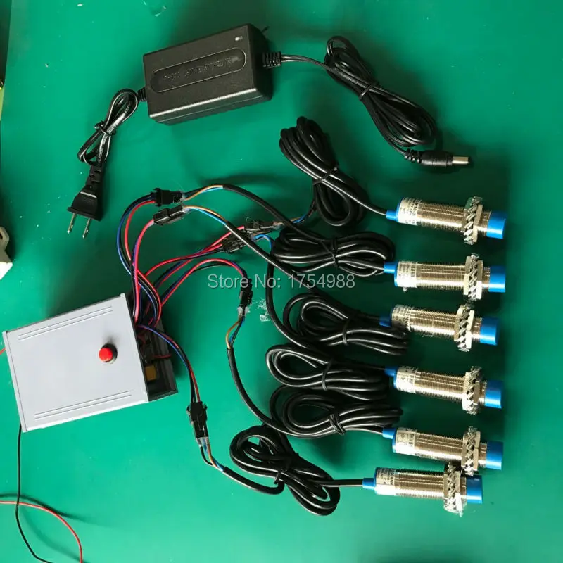 Шесть металлических предметов касаются волшебных датчиков для открытия