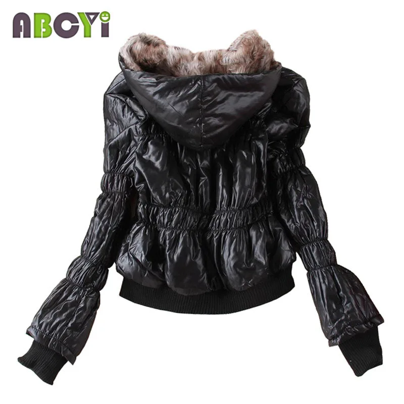 Зимняя женская куртка новинка 2017 черная ветрозащитная короткая стеганая с