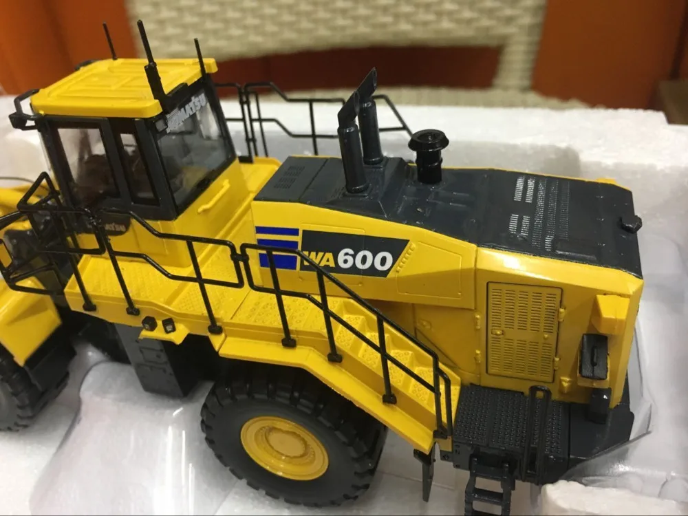Универсальный Hobbies Комацу модель колесного загрузчика UH8127 1/50 литая под давлением