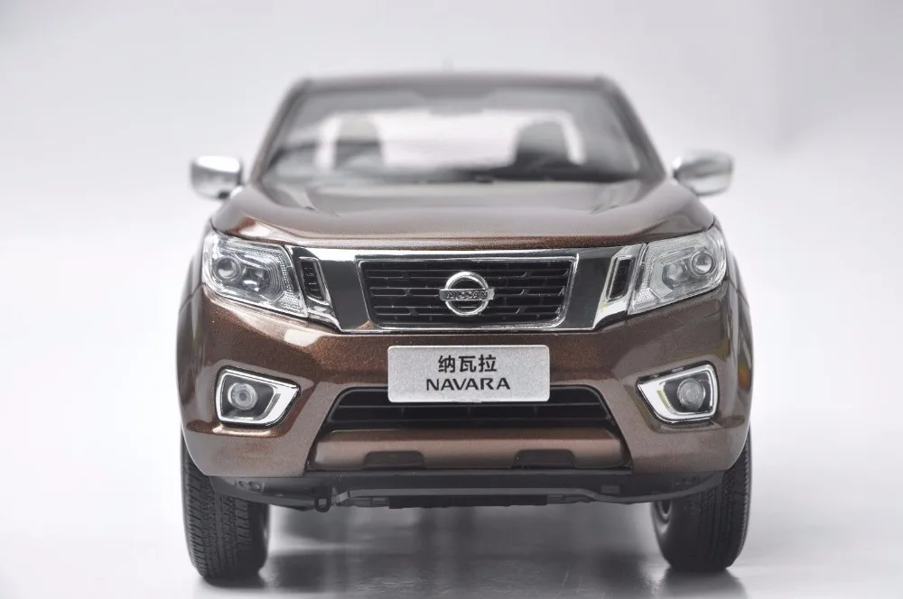 1:18 литья под давлением модель для Nissan Navara NP300 коричневый Пикап сплав игрушка автомобиль миниатюрная коллекция подарки грузовик