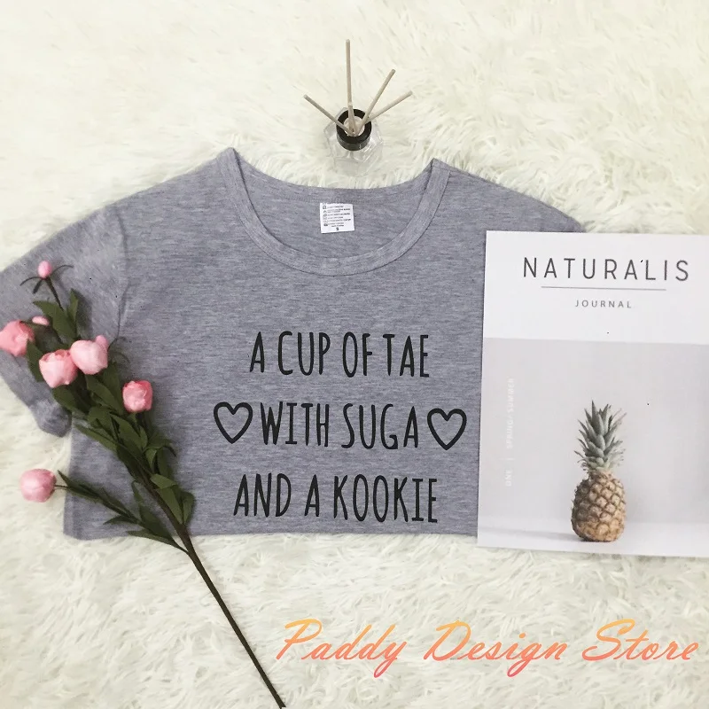Футболка OKOUFEN KPOP A CUP OF TAE WITH Suga AND A Kookie модная футболка унисекс в Корейском стиле с короткими рукавами Tumblr, милые топы, лидер продаж