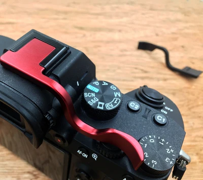 

Metal Hot Shoe Thumb-Up Hotshoe Thumb Up Grip For Sony A9 A7M3 A7R3 A7RM2 A7R2 A7RII A7RIII ILCE-7RM3 A7R MKIII Camera Hand Grip