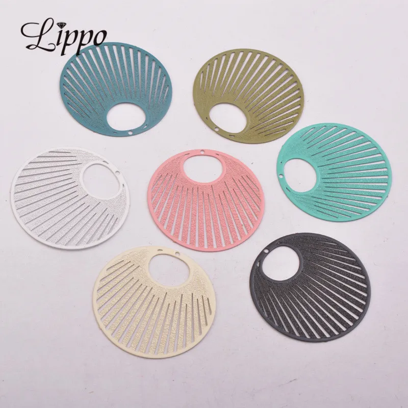 

30pcs AB5240 30mm Laser Cut Round Charms