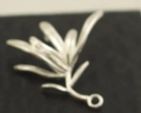 silver tone 20шт латунный литой Оливковый лист дерева ветка для полуотверстия соединитель для бисера Высокое качество Золотой Цвет DIY кулон Ювелирное Украшение Поставки - Цвет: silver tone