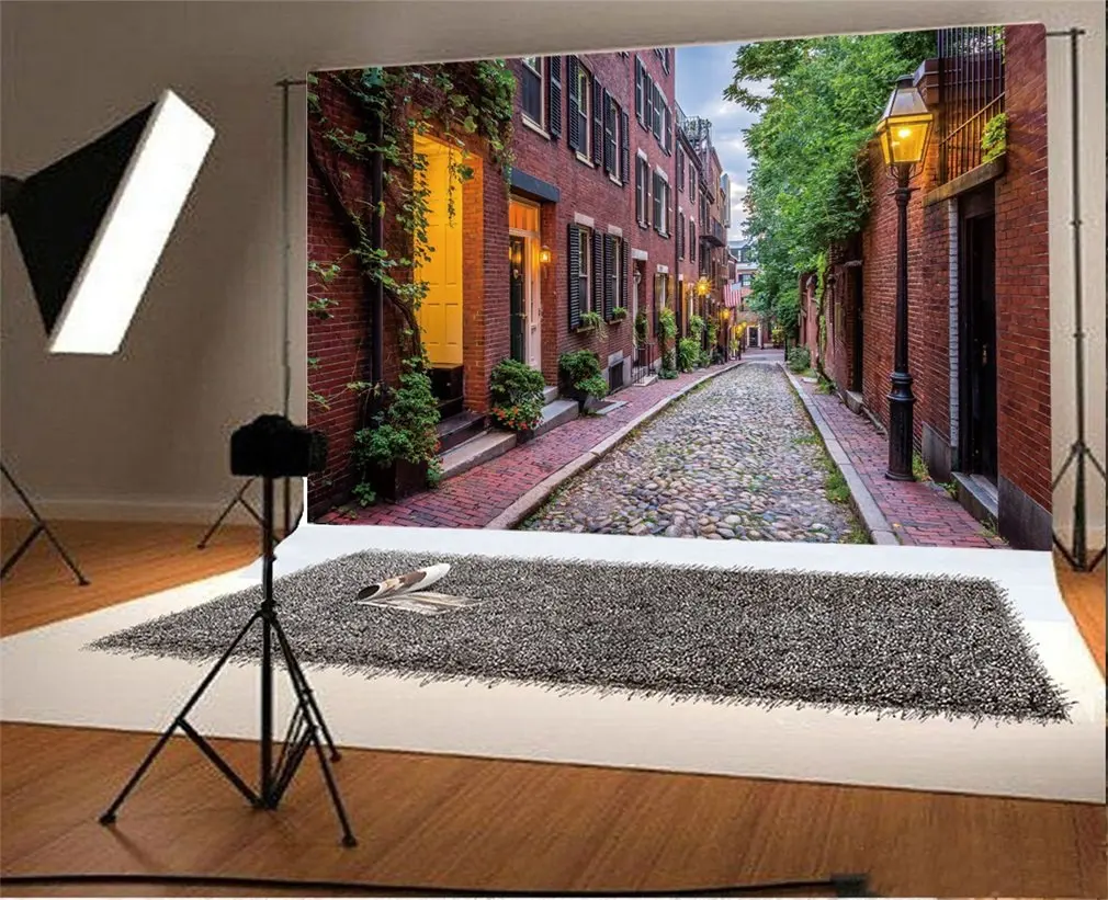 Фото фон Италия узкая улица зеленые листья лоза дорожные лампы красный кирпич