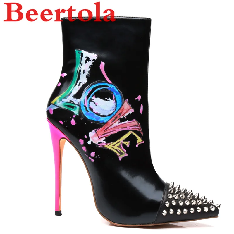 Женские ботильоны из натуральной кожи с шипами острым носком принтом любви