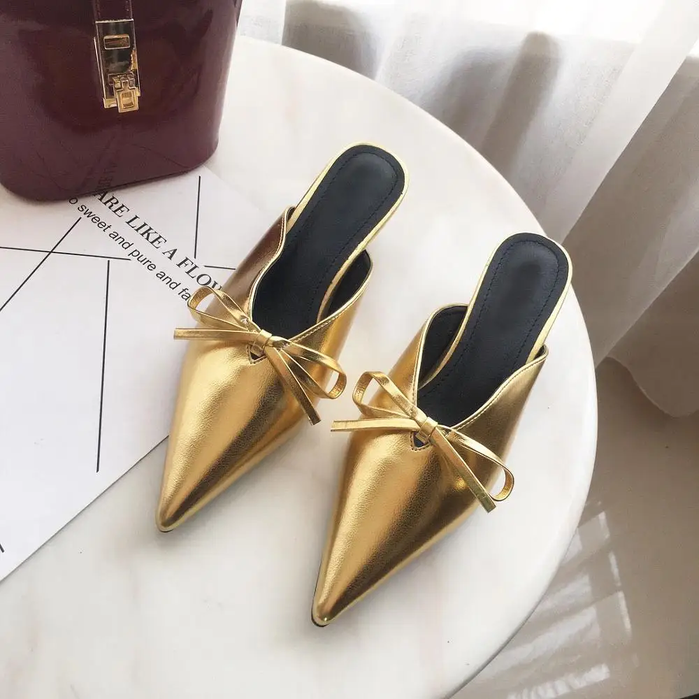 Женские шлепанцы из лакированной кожи серебристого и золотого цвета пикантные