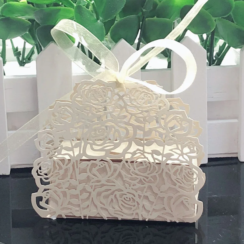 Beige 50 шт. Роза и цветок Лазерная резка полые каретки Сувениры Коробка подарок коробка сладостей с лентой Baby Shower Свадебные вечерние принадлежности - Цвет: Beige