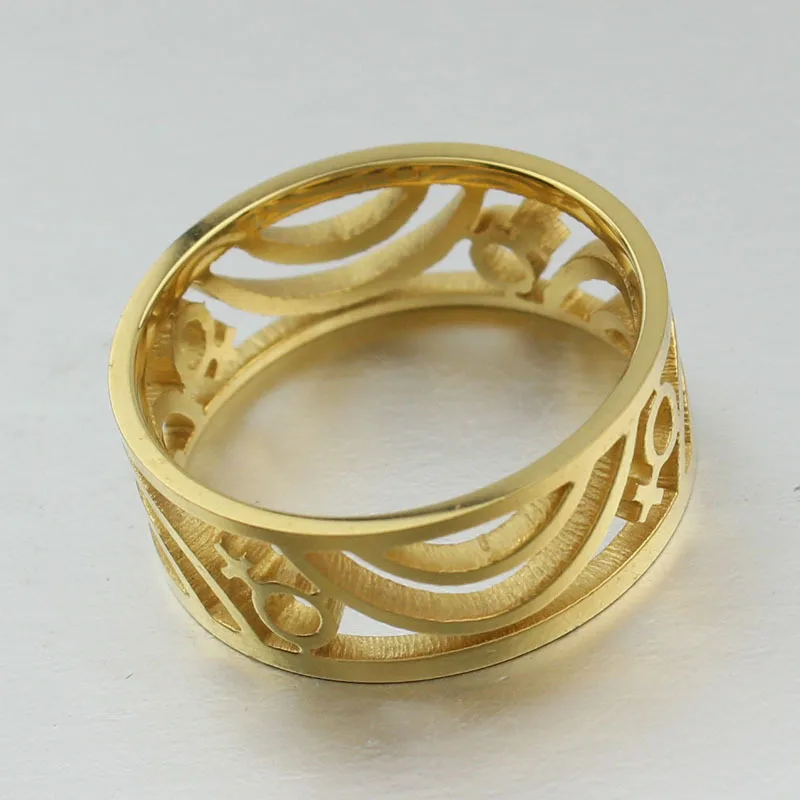 Женское кольцо из титановой стали золотистое с символом Лары ювелирное изделие