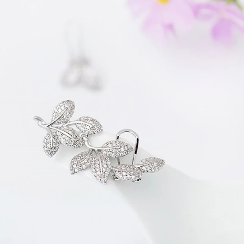 LUOTEEMI New Korean Style Luxury Vintage Bijoux Flower Asymmetry Brincos CZ Crystal Cuff Earrings for Women Girl Party Jewelry|crystal snowman