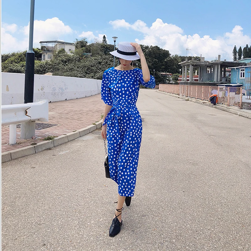 Возможно синее платье средней длины в горошек с круглым вырезом и коротким