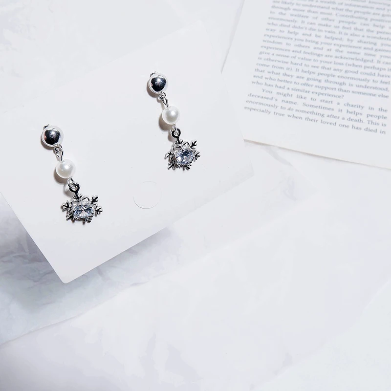 Серьги-гвоздики с жемчугом и снежинками простые длинные белые серьги-гвоздики