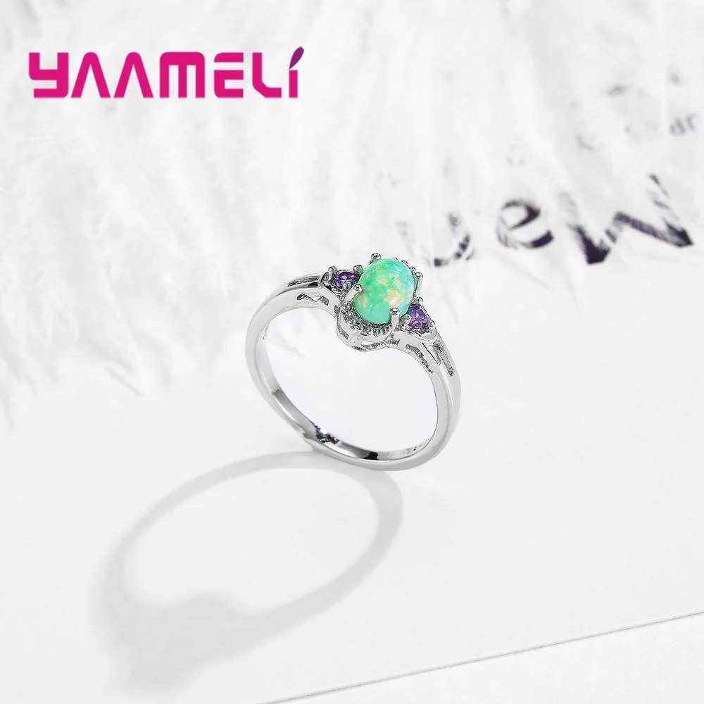 Кольцо из серебра 925 пробы с зеленым опалом и двумя красивыми фиолетовыми