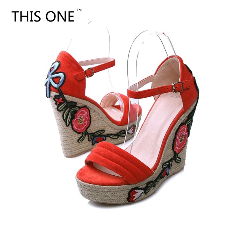 Эспадрильи на платформе с цветочной аппликацией сандалии очень высоком каблуке