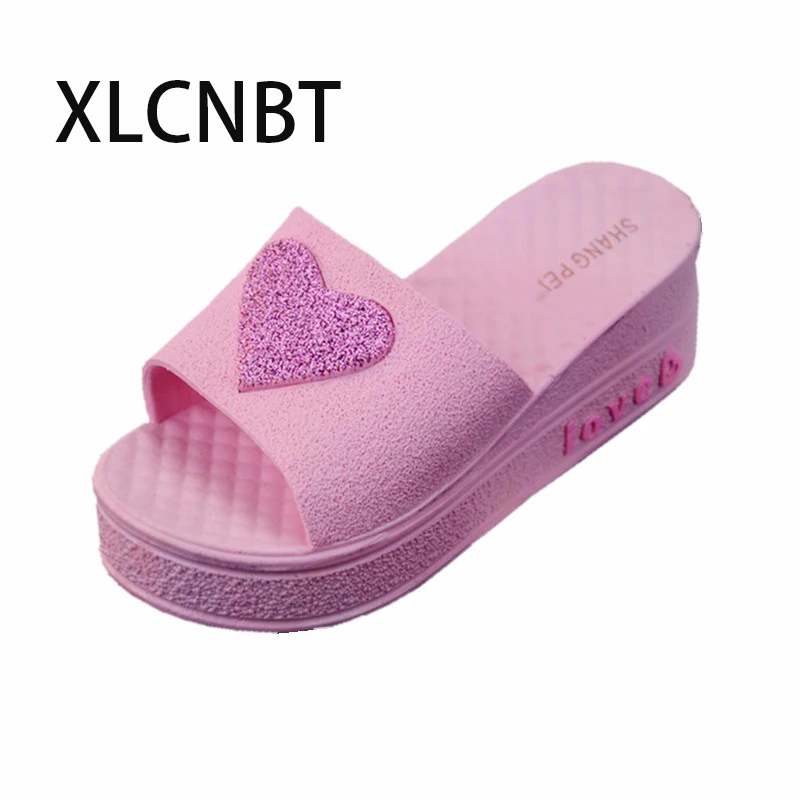 Женские тапочки с милым персиковым сердечком милые летние на толстой подошве