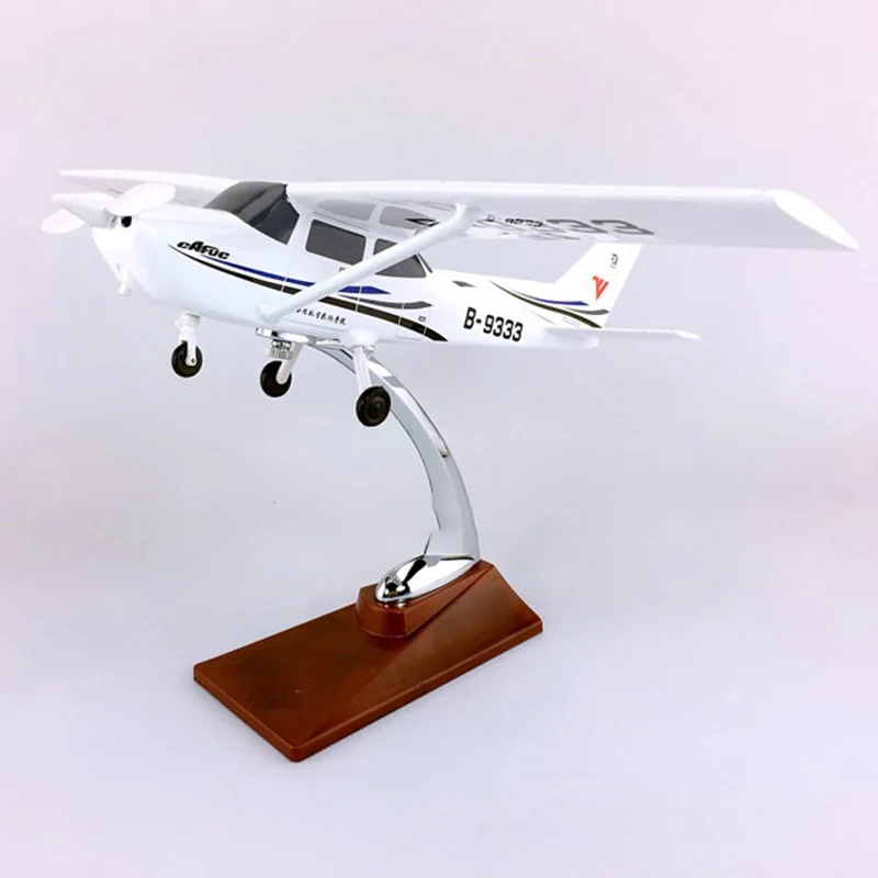 Модель классического самолета ESSNA 172 SKYHAWK в масштабе 1:60 28 см с основанием и