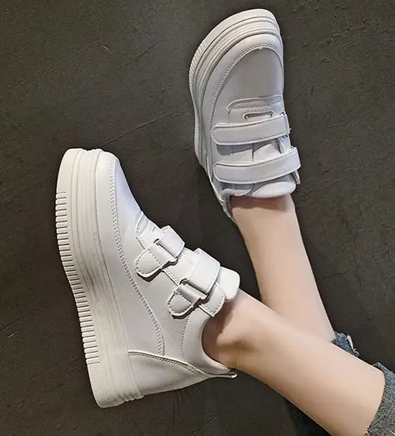 Женская обувь на танкетке черные и белые повседневные кроссовки платформе для