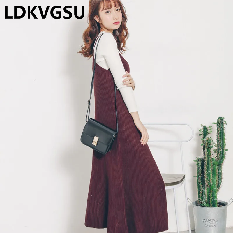 Женское трикотажное платье-свитер на бретельках однотонное Повседневное платье