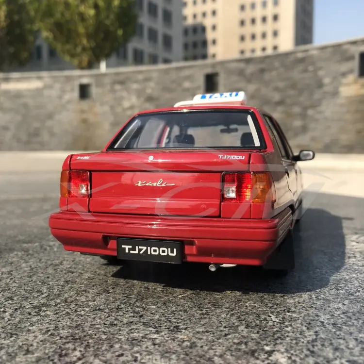 Литой автомобиль модель Yiqi китайский Тяньцзинь Xiali такси TJ7100 седан 1:18(красный)+ маленький подарок