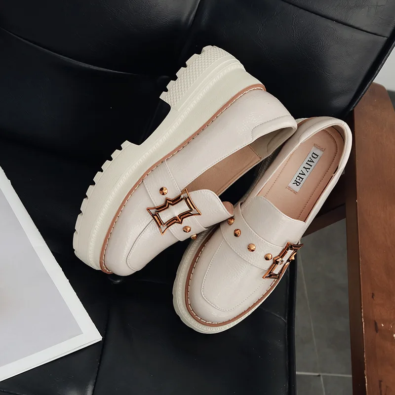 Броги в британском стиле с заклепками и пряжкой женские блестящие кожаные