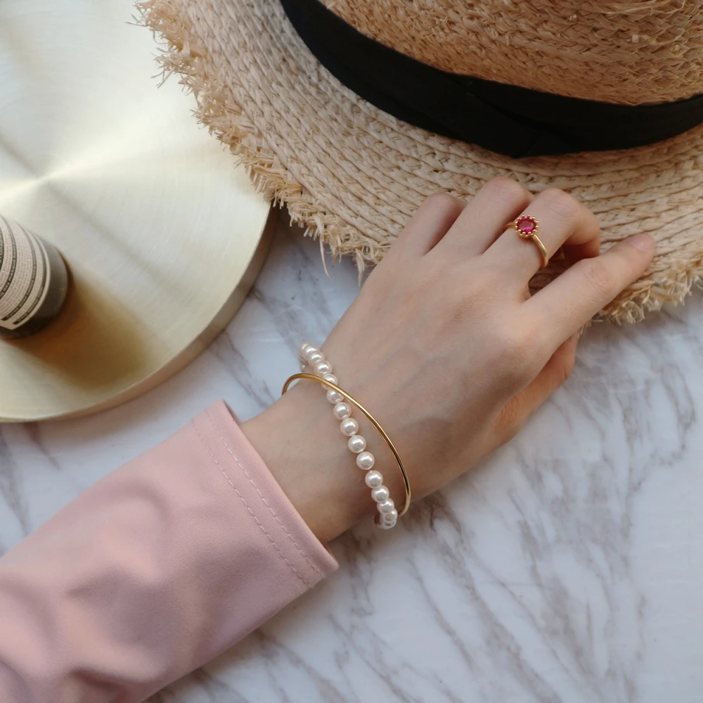 Круглый браслет из жемчуга и бисера с простой геометрической тонкой линией