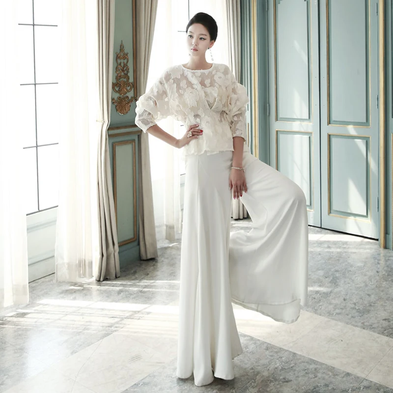 Женский костюм с кружевной блузкой и тонкими широкими брюками элегантный в