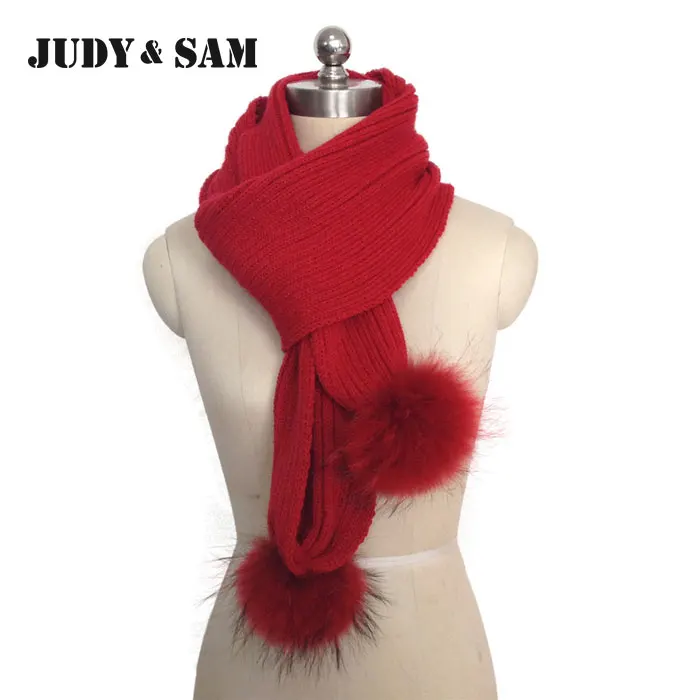 Женский длинный теплный вязанный шарф с двумя помпонами из меха енота. |