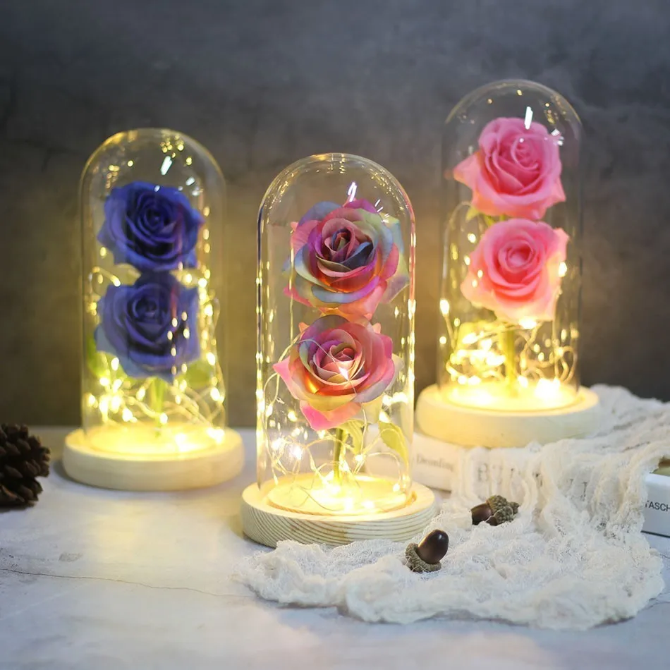 Две розы Красавица и Чудовище красная роза в стеклянном куполе на деревянной