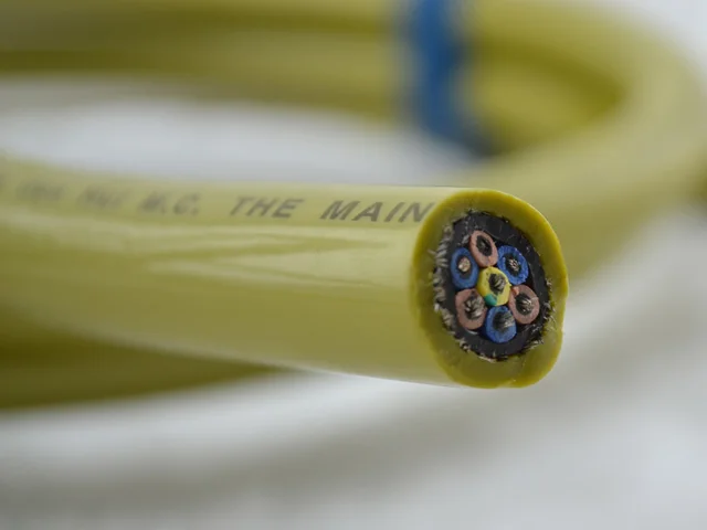 M.C the mainsstream Hybrid Halogen Free power cable sold per meter | Электроника