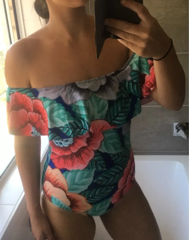 Женский слитный купальник с оборками розовый открытыми плечами и красными