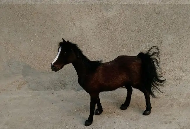 Модель «коричневая лошадь», полиэтилен и мех, большой размер 22x2, 5 см, статуэтка, реквизит, украшение для дома, подарок a2749