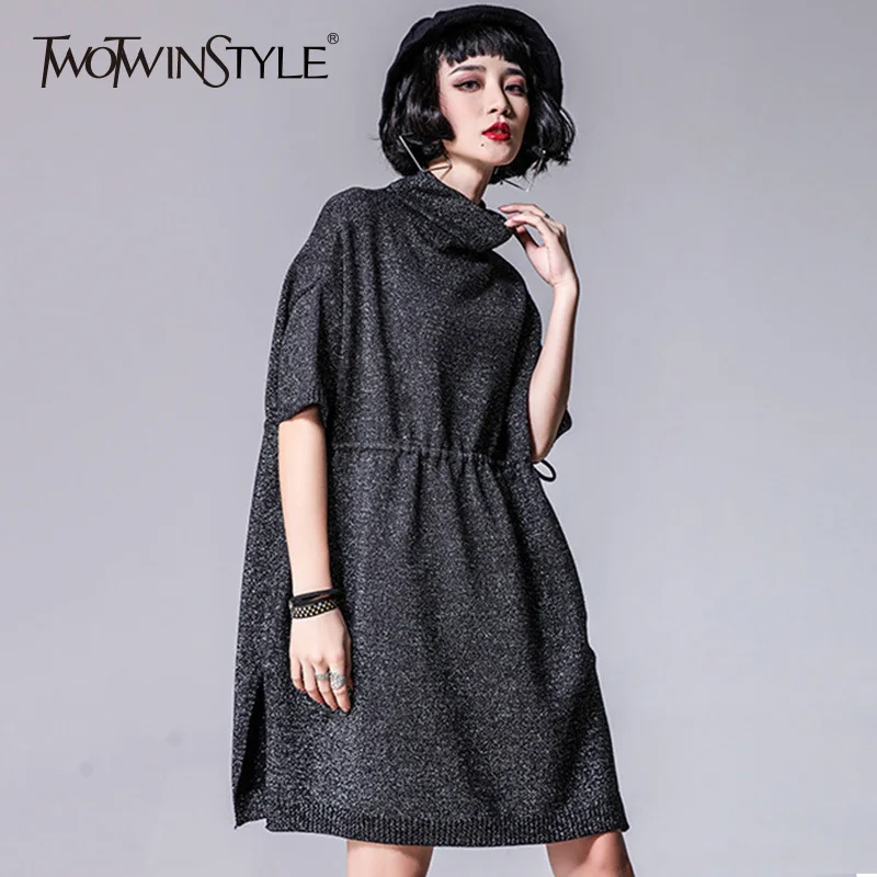 Трикотажное платье TWOTWINSTYLE с коротким рукавом и высоким воротником высокой