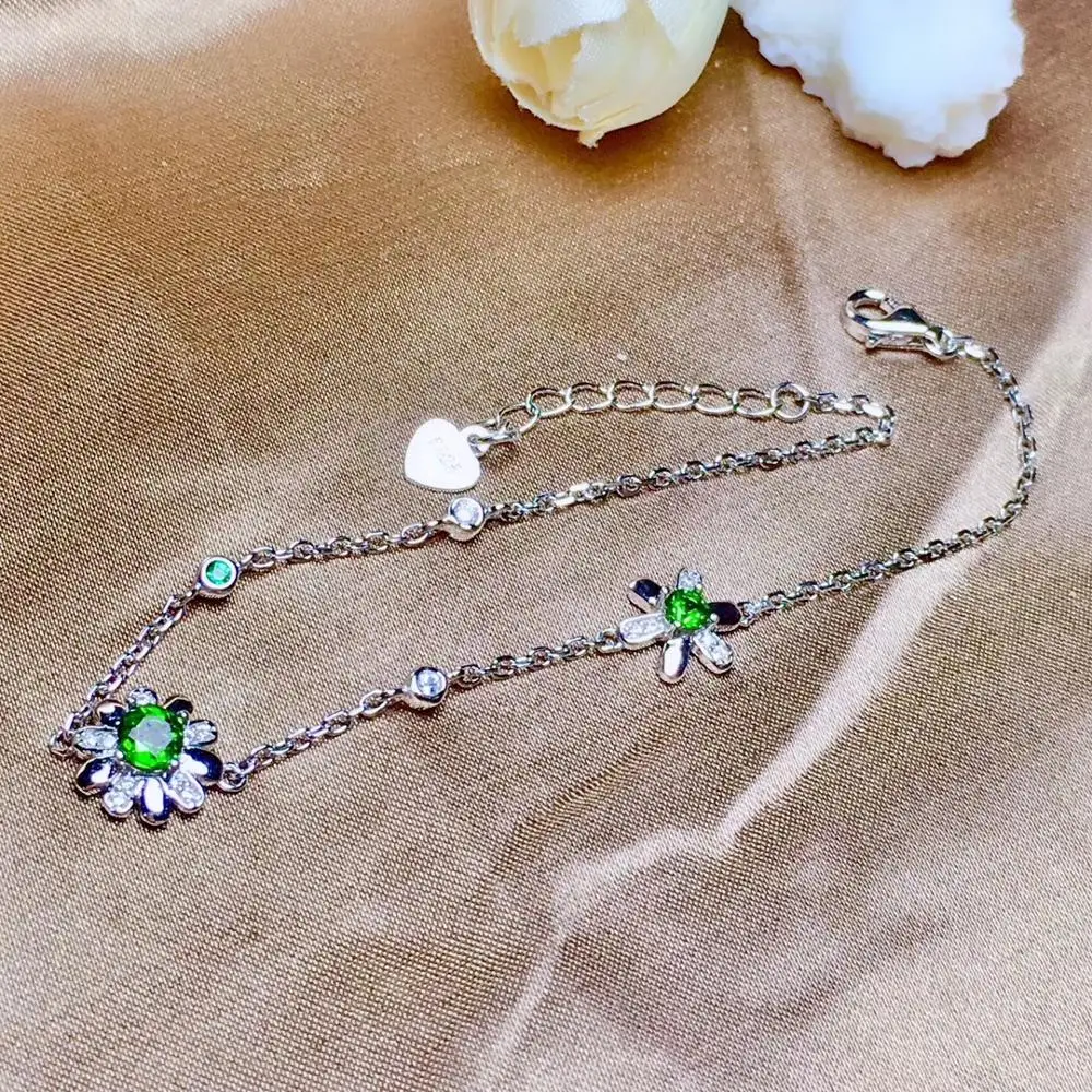 Браслет с натуральными зелеными диопсидами серебро 925 пробы элегантный милый