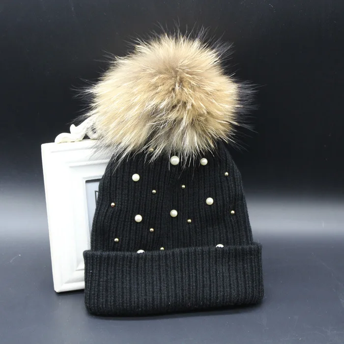 Вязаные шапочки с жемчугом женская шапка большими помпонами из меха енота