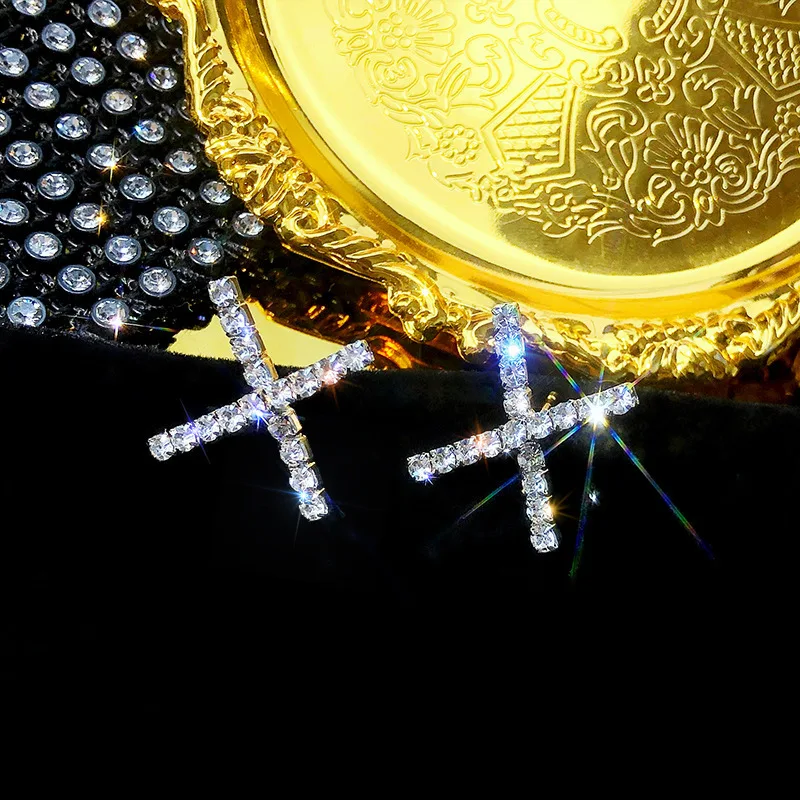 Серьги-гвоздики в виде букв х с кристаллами | Украшения и аксессуары