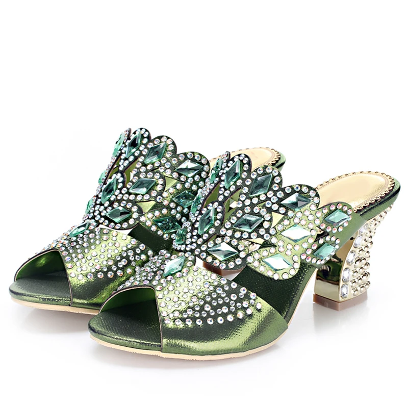 Женские босоножки из натуральной кожи на танкетке с открытым носком со стразами