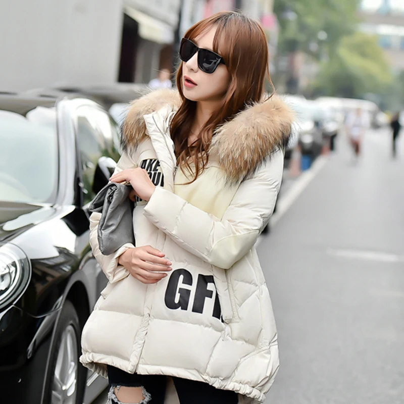 Женская зимняя куртка белая парка с капюшоном и меховым воротником из меха енота