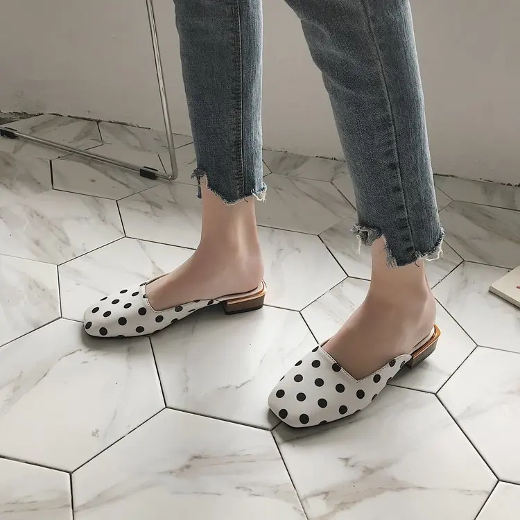 Женская обувь; шлепанцы без задника в горошек; zapatos mujer; коллекция года; сезон лето; модные шлепанцы с квадратным носком; тапочки с закрытым носком; лоферы; цвет черный, белый
