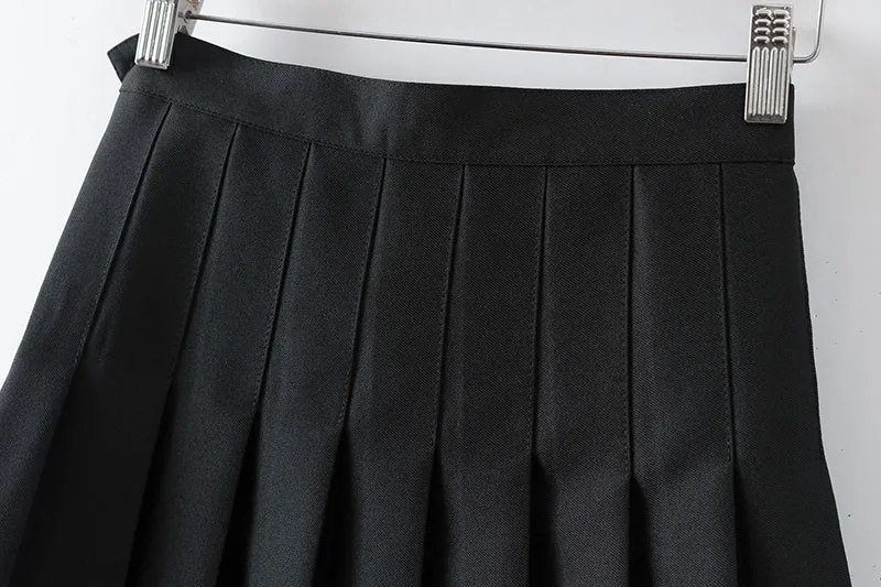 Ühevärvilised volditud miniseelikud | kujundav pilt e-kaubamaja pildikogust