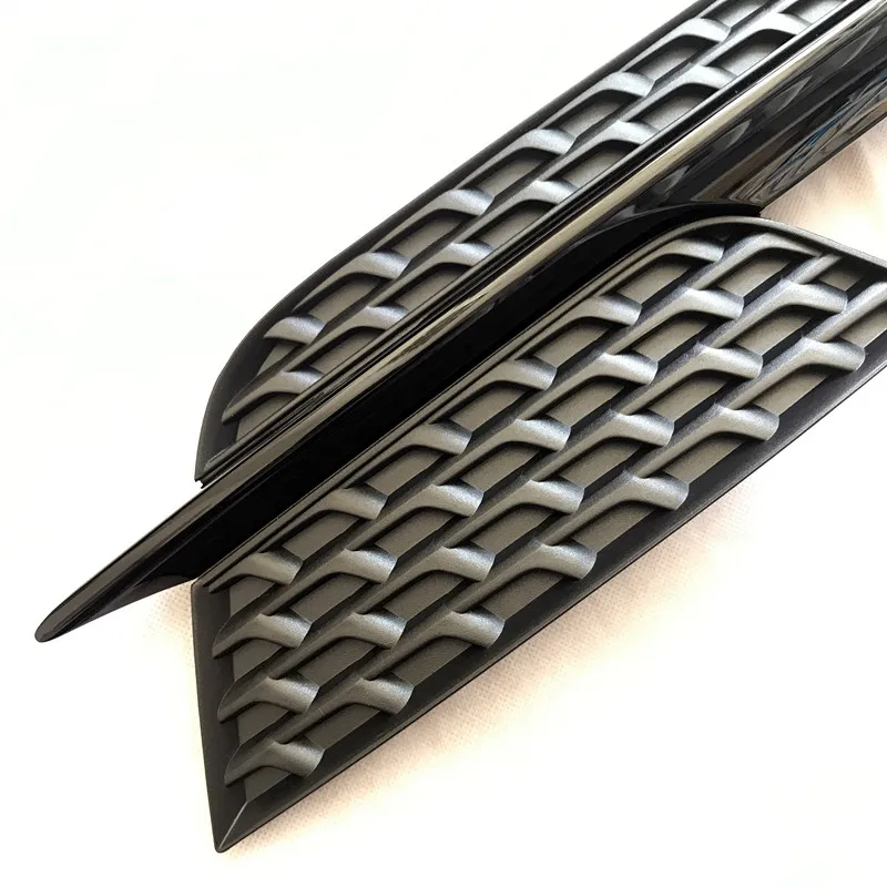 1 шт. под черной решеткой в раме сетевой противотуманной фары решетки радиатора