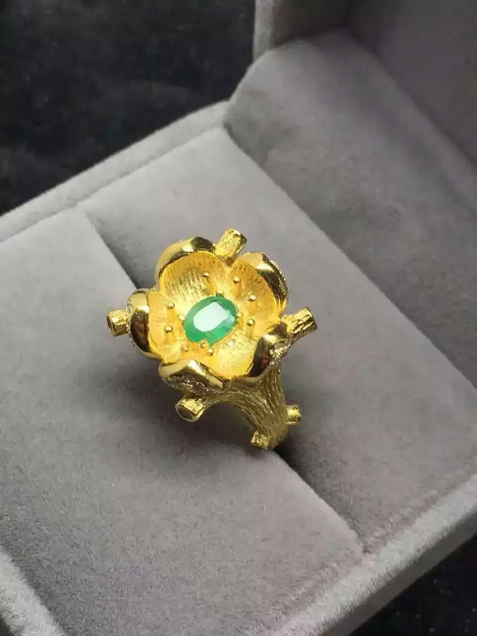 Женское кольцо с натуральным зеленым изумрудом из серебра 925 пробы вечерние