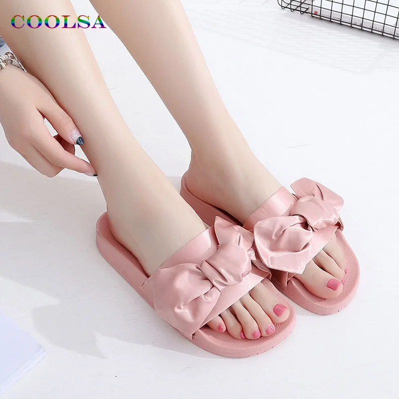 PINK COOLSA модные шелковым бантом шлепанцы Для женщин Тапочки Мягкие Ткани Милые Бабочка-узел дизайнер плоские повседневные сандалии Женская пляжная обувь - Цвет: PINK
