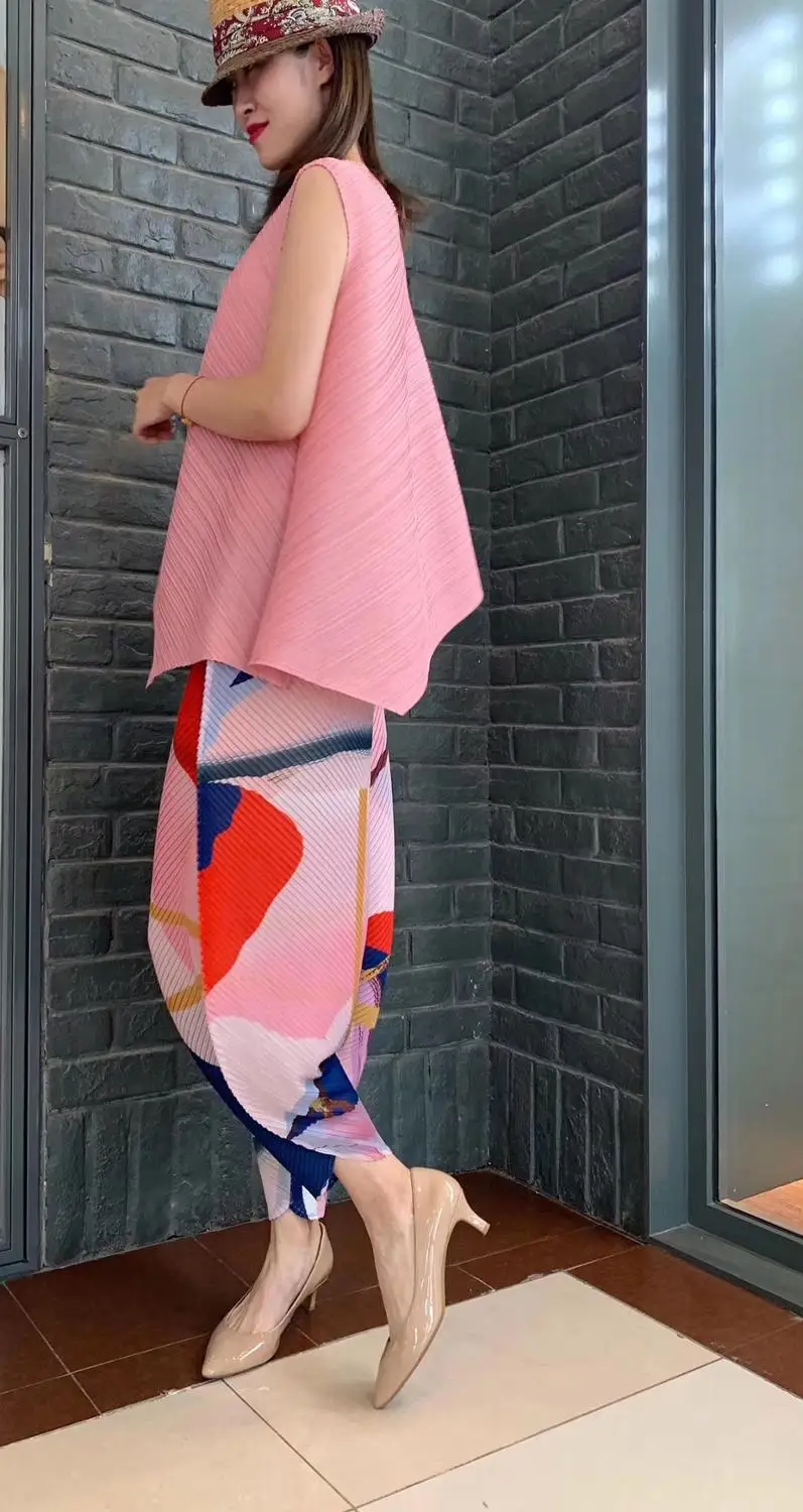 Miyake/ ; однотонная Асимметричная футболка без рукавов с круглым вырезом+ штаны-шаровары с принтом; костюм